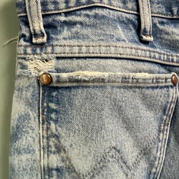 Wrangler Light Wash Distressed Jeans 35x36 Thrashed Destructed Mens 936 PWD - Picture 9 of 10